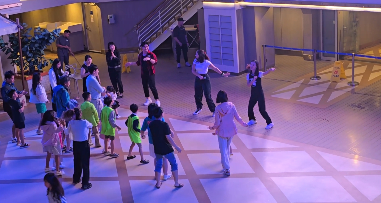 크루즈를 즐기는 젊은 세대