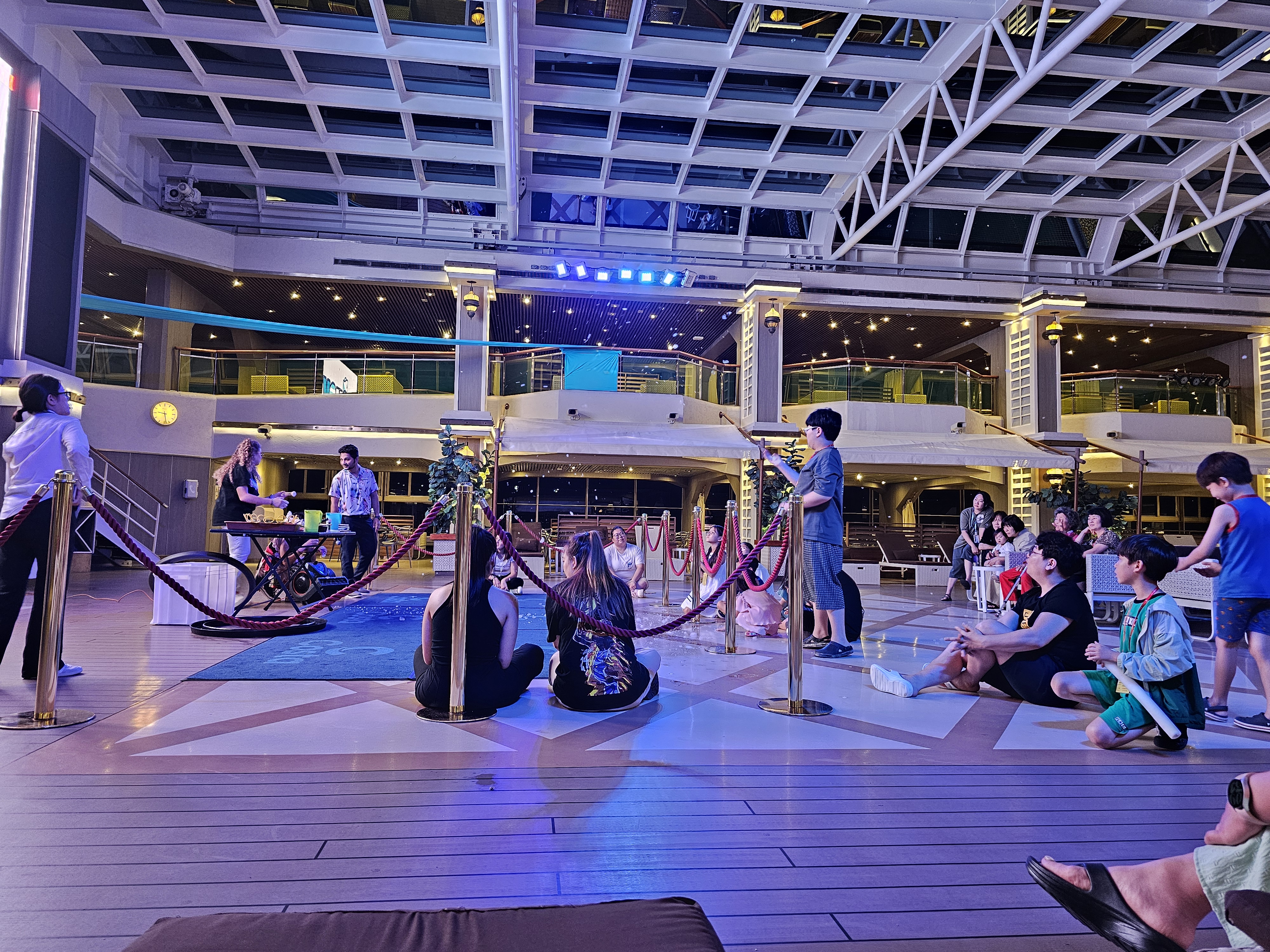 다양한 연령대의 크루즈 승객들