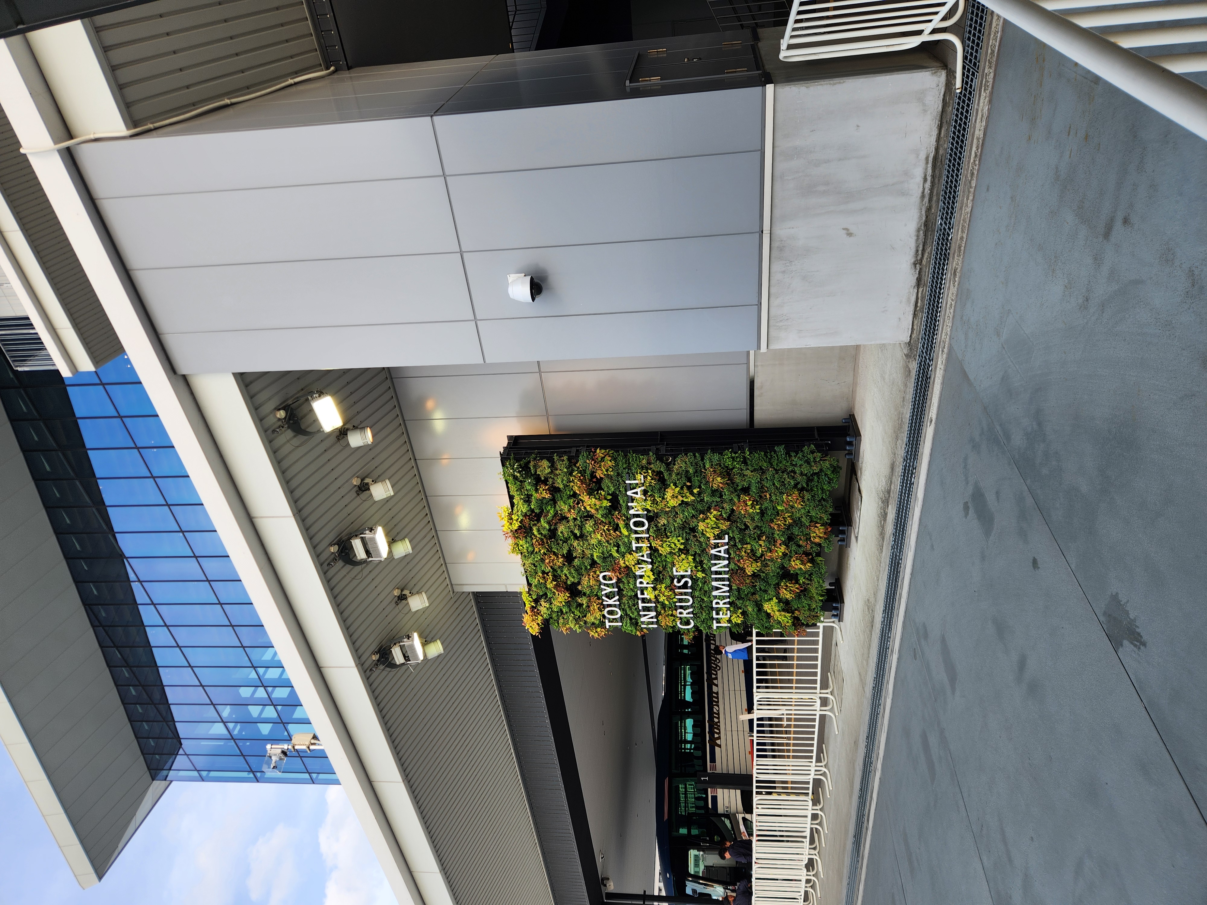 고민하는 여행객 이미지